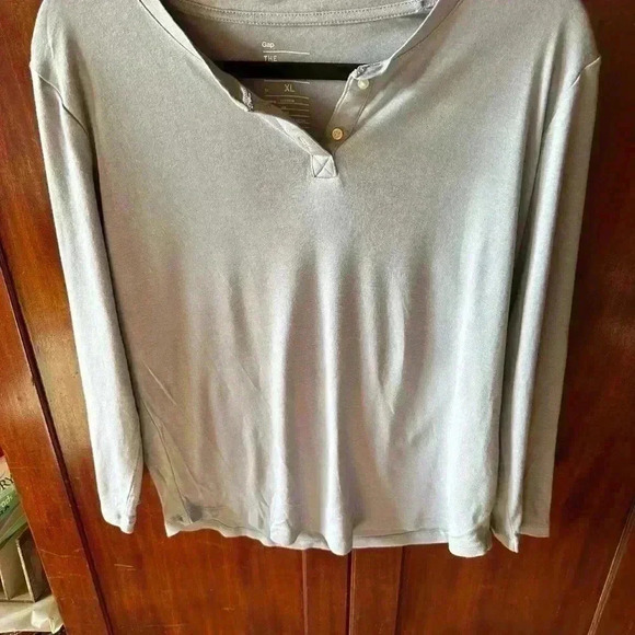 Gap xl pearl grey super soft Bowery Henley shirt. NWOT. Two button Henley - Picture 4 of 9